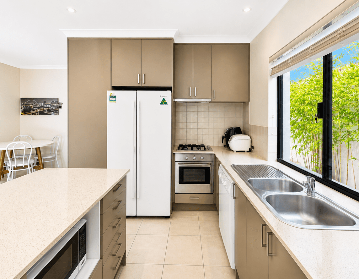 Kitchen with gas cooktop, double sink and garden window